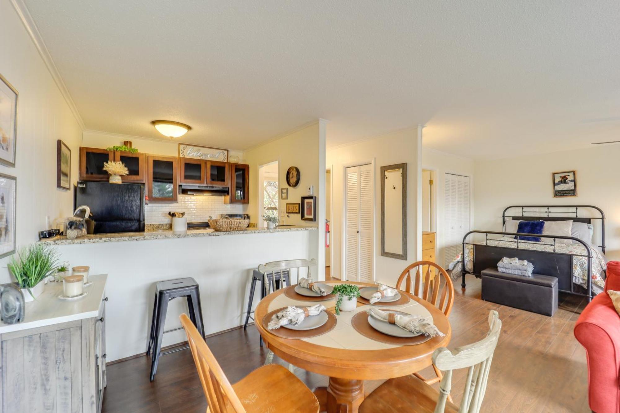 Beech Mountain Studio With Balcony Less Than 1 Mi To Skiing! Exterior photo